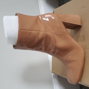 STEVE MADDEN  SIZE 9 PATENT  TAN
